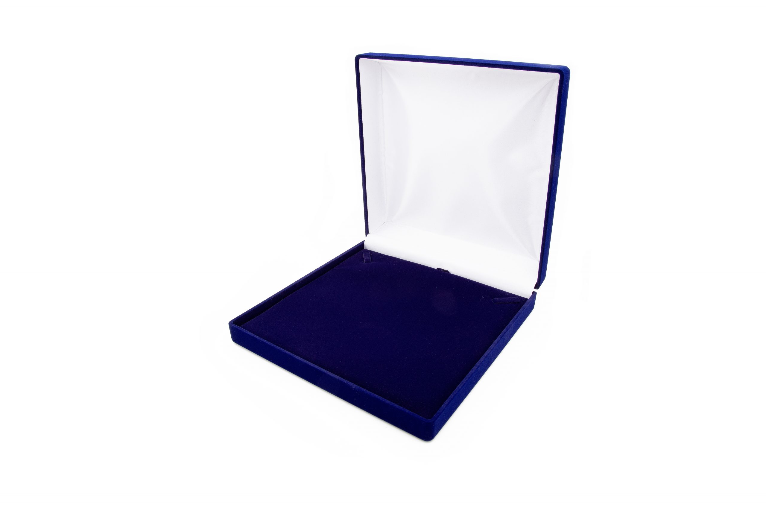 Boîte pour parure bijoux | FU-26L | est un grand coffret spécialement conçu pour les ensembles de bijoux, les colliers et les chaînes avec pendentifs. De plus, elle sera également parfaite pour vos grands articles numismatiques et objets religieux (i.e. des chapelets). Fabriquée à partir de velours de haute qualité et revêtue de satin blanc à l'intérieur, cette boîte de rangement ajoutera certainement une touche de luxe à vos objets précieux tout en les protégeant des dommages. Le velours offre une excellente protection contre les rayures, préservant ainsi la beauté de vos bijoux délicates. Chaque détail est soigneusement pris en compte pour garantir une finition impeccable et une durabilité à long terme. Veuillez noter que l'intérieur de cette boîte pour parure bijoux | FU-26L | peut être personnalisé selon vos préférences. Sur demande, nous pouvons également ajouter des impressions de votre logo ou d'autres images de votre choix sur ce grand écrin à bijoux parure en velours. De plus, il est possible de créer une doublure sur mesure pour une adaptation parfaite de votre produit (i.e. un plateau avec alvéole(s) pour des objets numismatiques). Ce coffret pour collier avec l'intérieur standard est disponible immédiatement. Le délai d'attente pour un écrin personnalisé est généralement d'environ 2 à 3 semaines. Si vous avez besoin d'un coffret plus grand coffret pour ensembles de bijoux, nous vous invitons également à découvrir notre autre écrin en velours FU-23. Pour en savoir plus, cliquez ici.