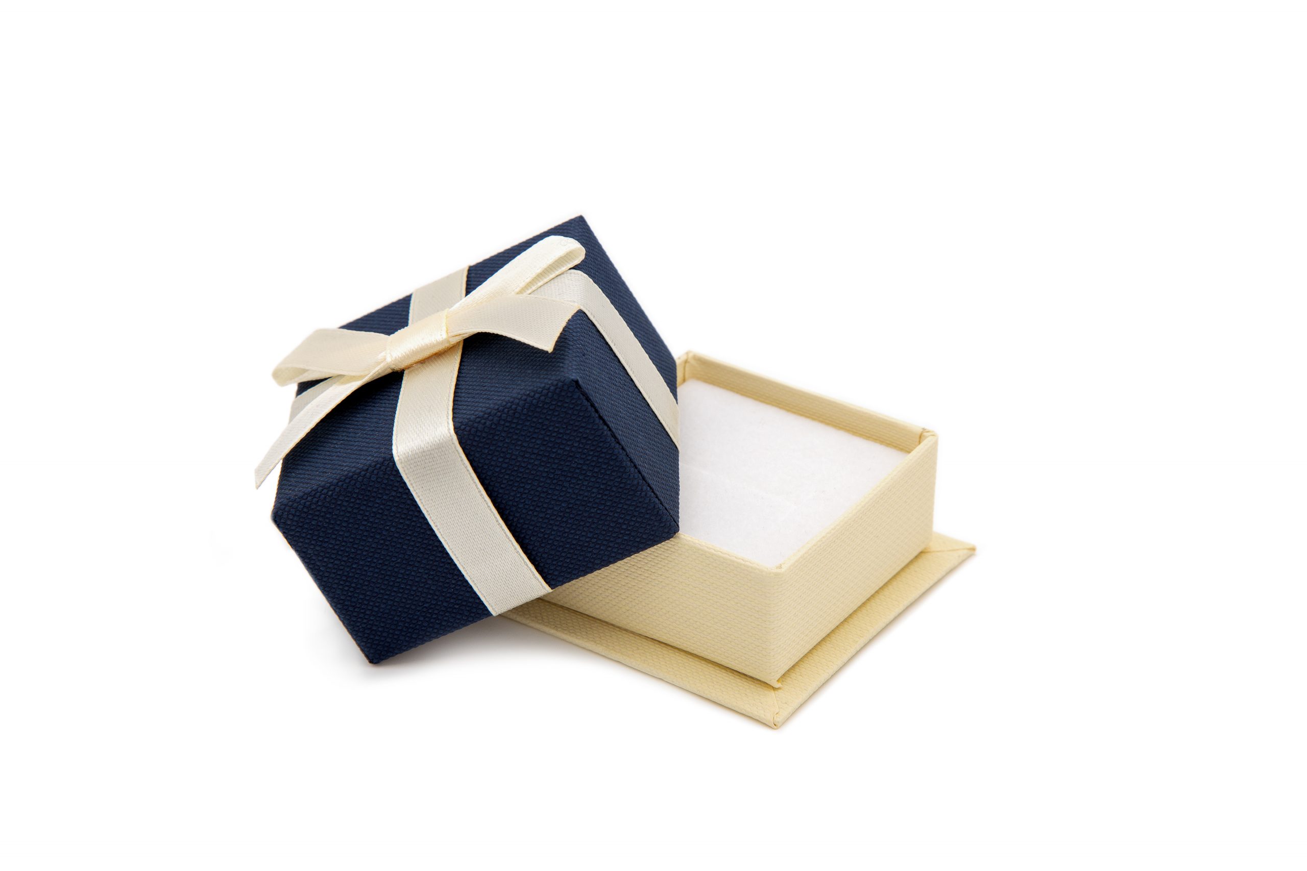 Boîte à bague avec ruban